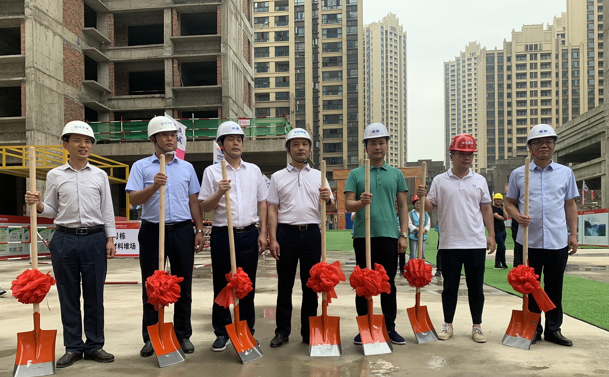 图片从右至左 第三位 洞庭建投公司总司理陈慎辉 第四位 修建分公司书记兼司理 杨永强 第六位 项目司理杜玮_副本.jpg