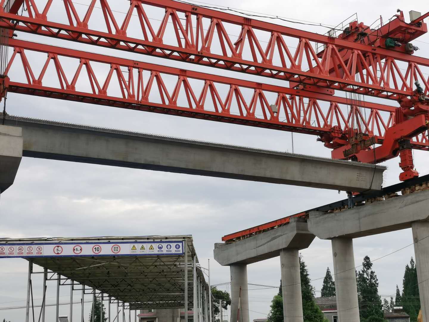 伍益14标大里程偏向首片梁板乐成架设照片 (2).jpg