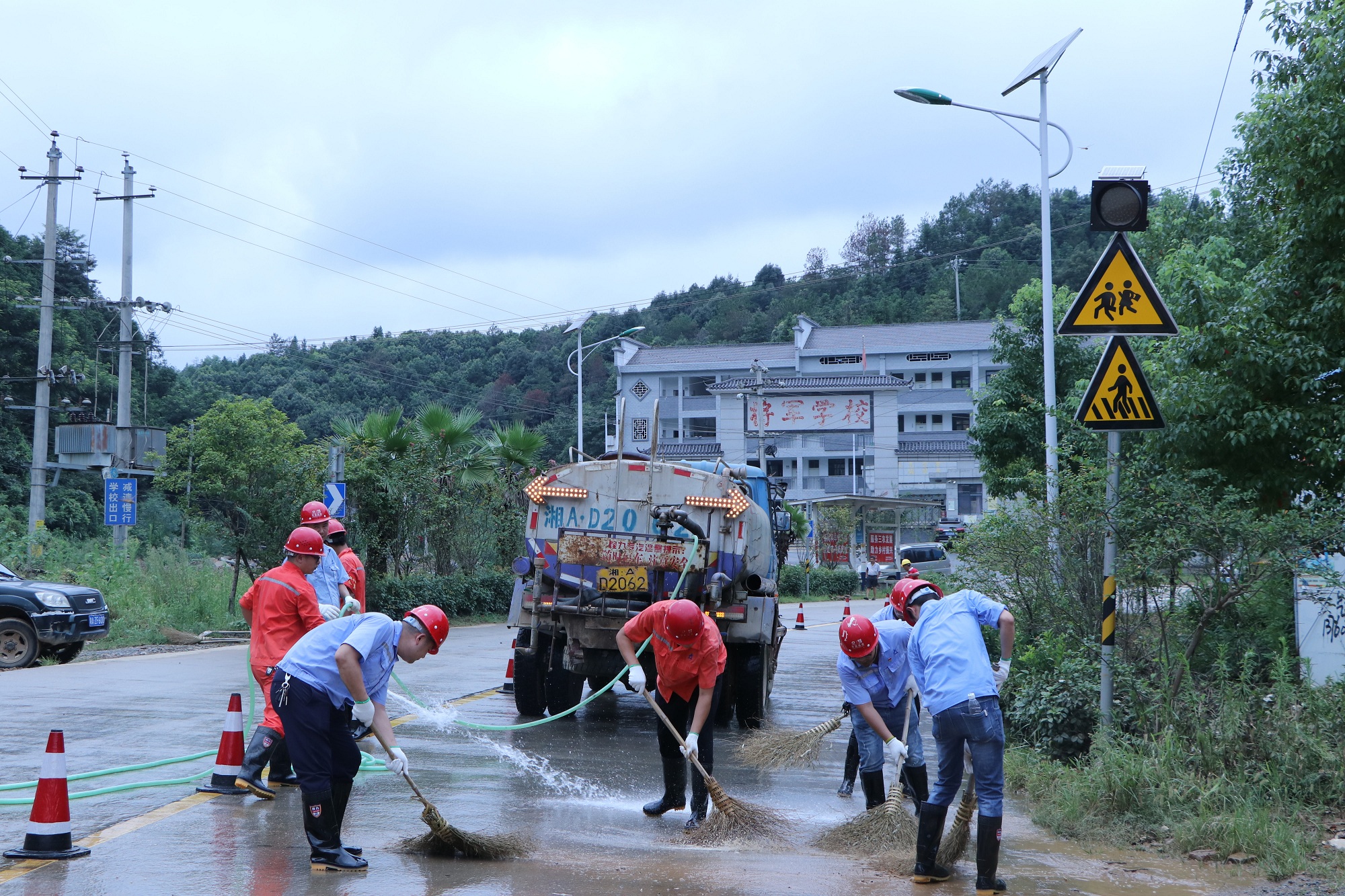 照片：洪水退了  身上厚重的土壤味获村民点赞_副本.jpg