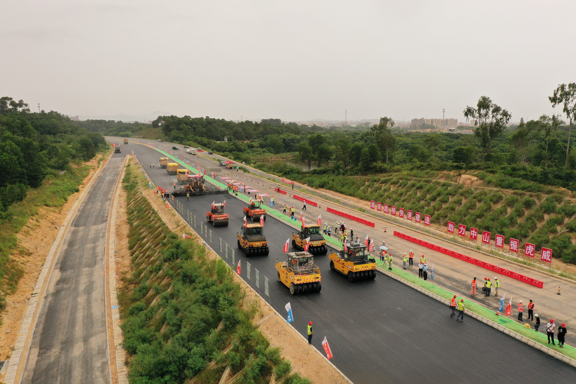 20200905 中山项目沥青下面层试验路顺遂铺筑 图2_副本.jpg