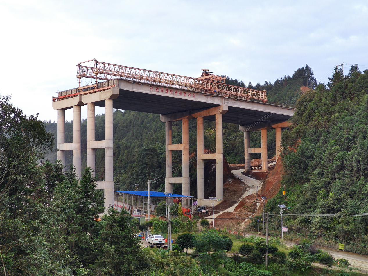 照片1：平伍7标：打造清静通道  顺遂完成上跨省道架梁施工.png