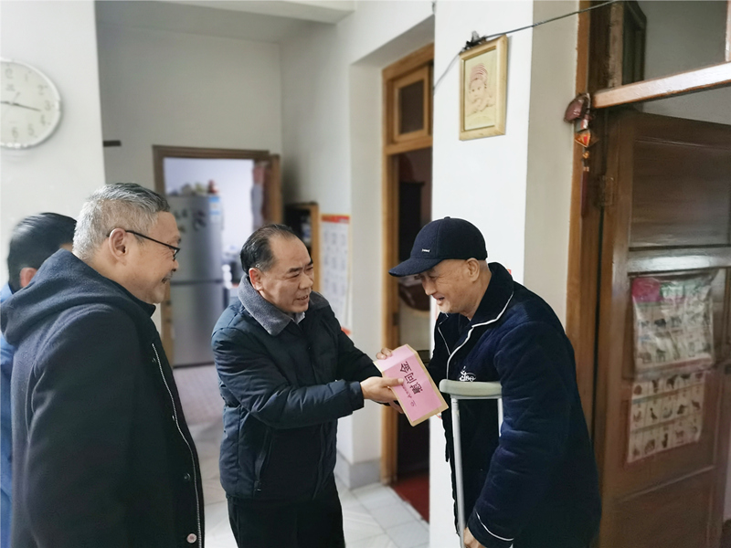 6、2月8日，，，，盛希慰问党员黄励,抵家中对其重病出院的父亲。。。。。_副本_副本.jpg