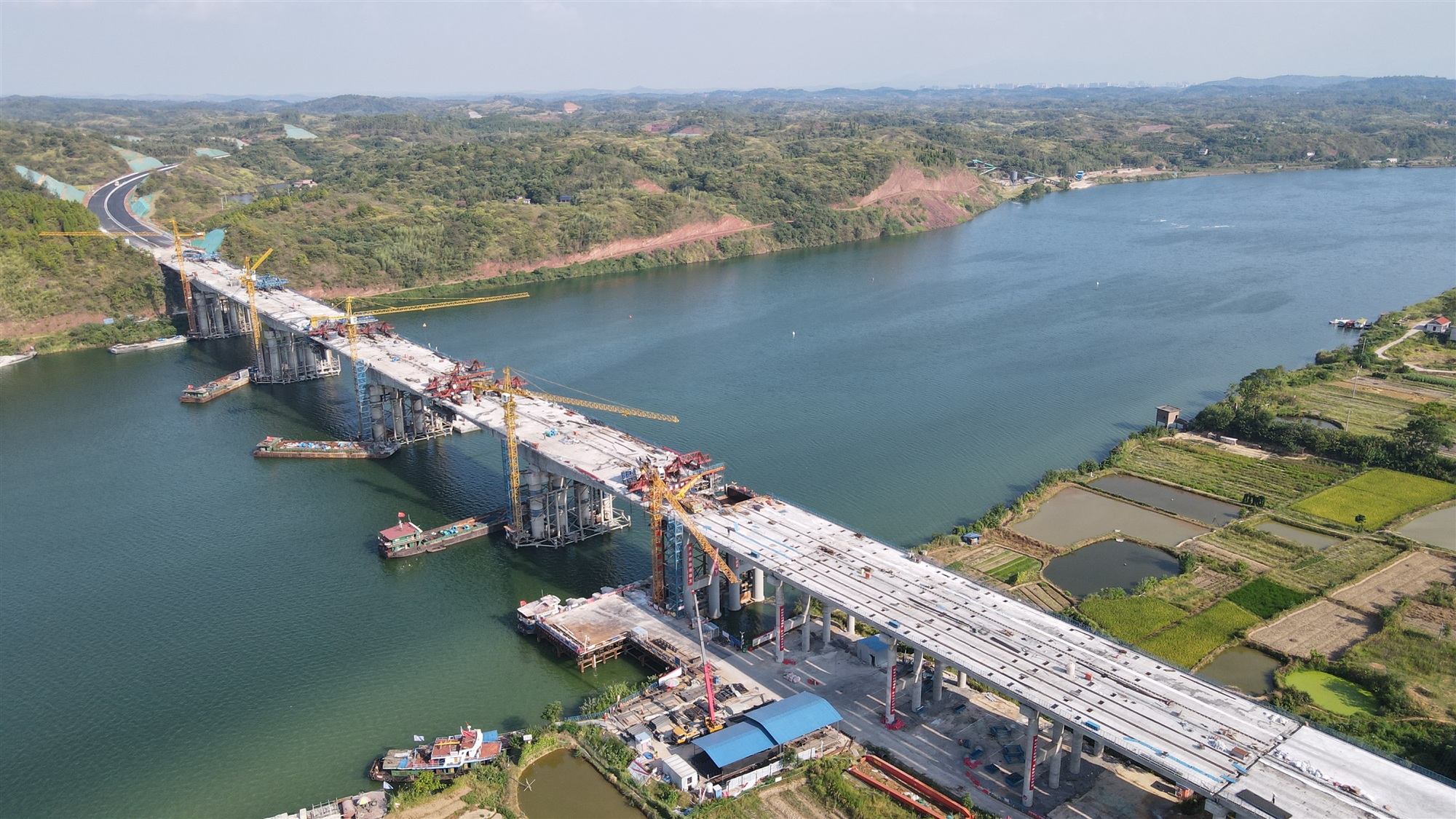 3石潭湘江特大桥左幅顺遂合龙_副本.jpg