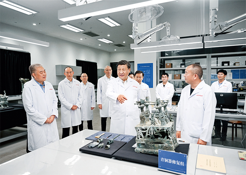 2023年7月25日至27日，，，，，中共中央总书记、国家主席、中央军委主席习近平在四川考察。。。。。这是26日下昼，，，，，习近平在位于德阳市广汉市的三星堆博物馆文物保；；び胄薷垂荩，，，，同现场事情职员亲热交流。。。。。 新华社记者 谢环驰/摄