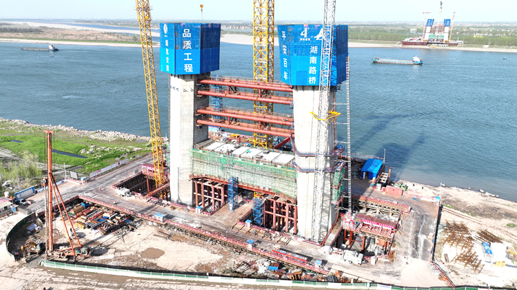 观音寺长江大桥南岸下横梁浇筑顺遂完成3_副本.jpg