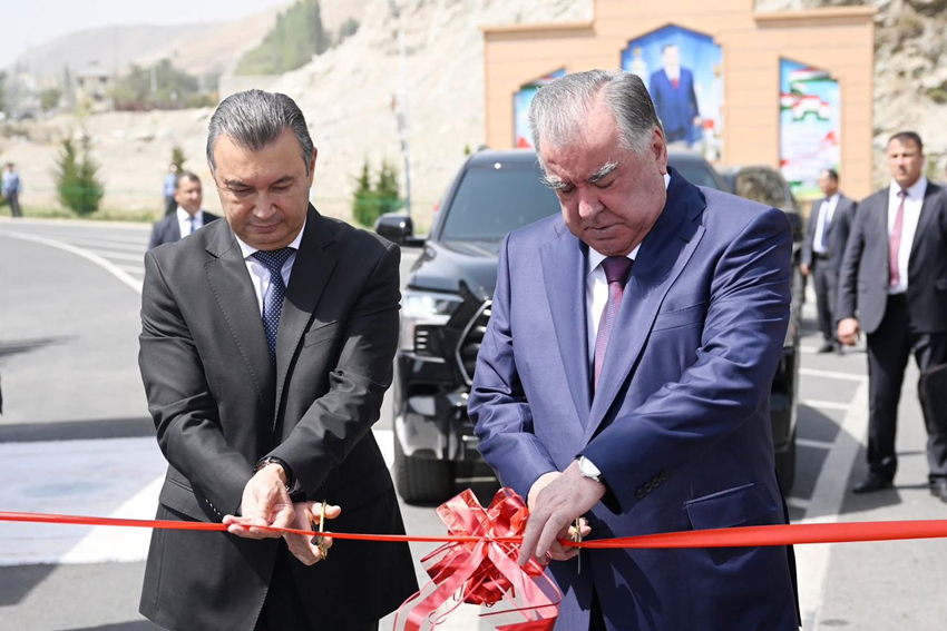 20250826 奥塔公路正式通车 图1：总统总理剪彩_副本.jpg